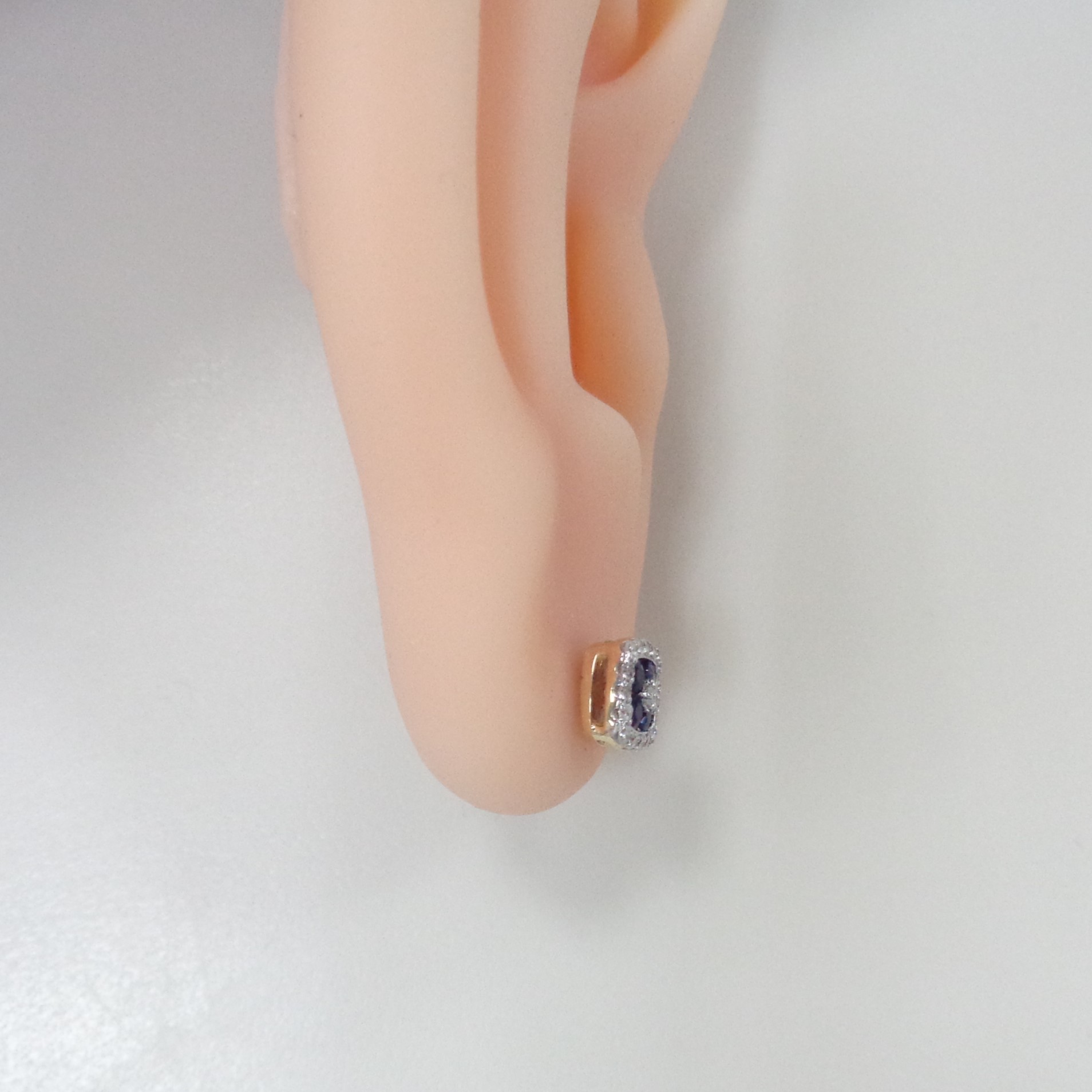 Золотые серьги-пусеты 585 пробы; родий; вставки 8 Сапфир 0,306 2/2; 2 Бр.Кр-17 0,015 2/2А; 32 Бр.Кр-